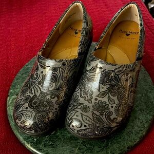 Women’s super comfortable Nurse Mates slip ons